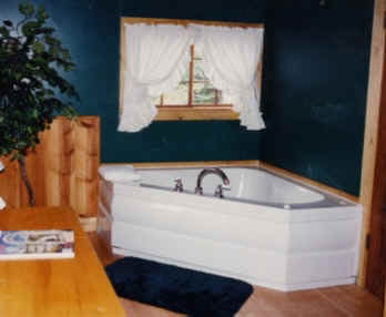 Jacuzzi tub in Pinetop Sweetheart cabin